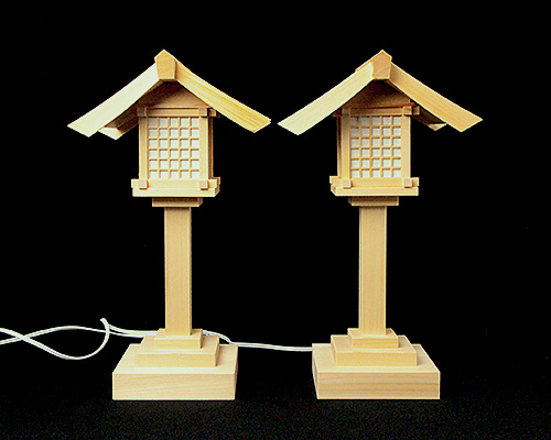 大型白木燈籠（1対）木曽桧製 1灯立コード式