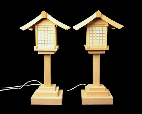 大型白木燈籠（1対）木曽桧製 1灯立コード式